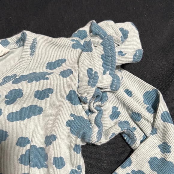 Kate Quinn ruffle sleeve onesie - Picture 4 of 6